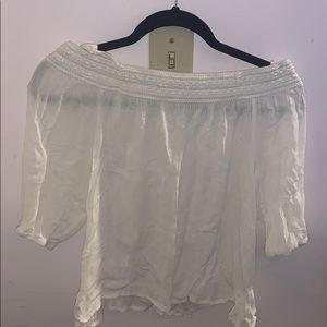 Lovely off the shoulder top! (adjustable straps)